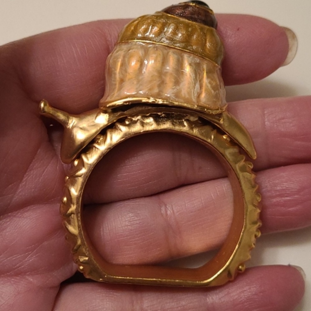 Bombay Gold Snail Design Napkin Rings - Picture 3 of 7